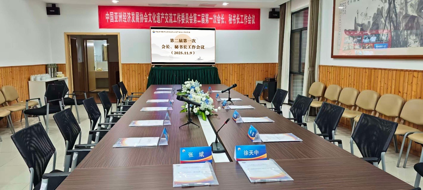 房间里的沙发和桌子

中度可信度描述已自动生成