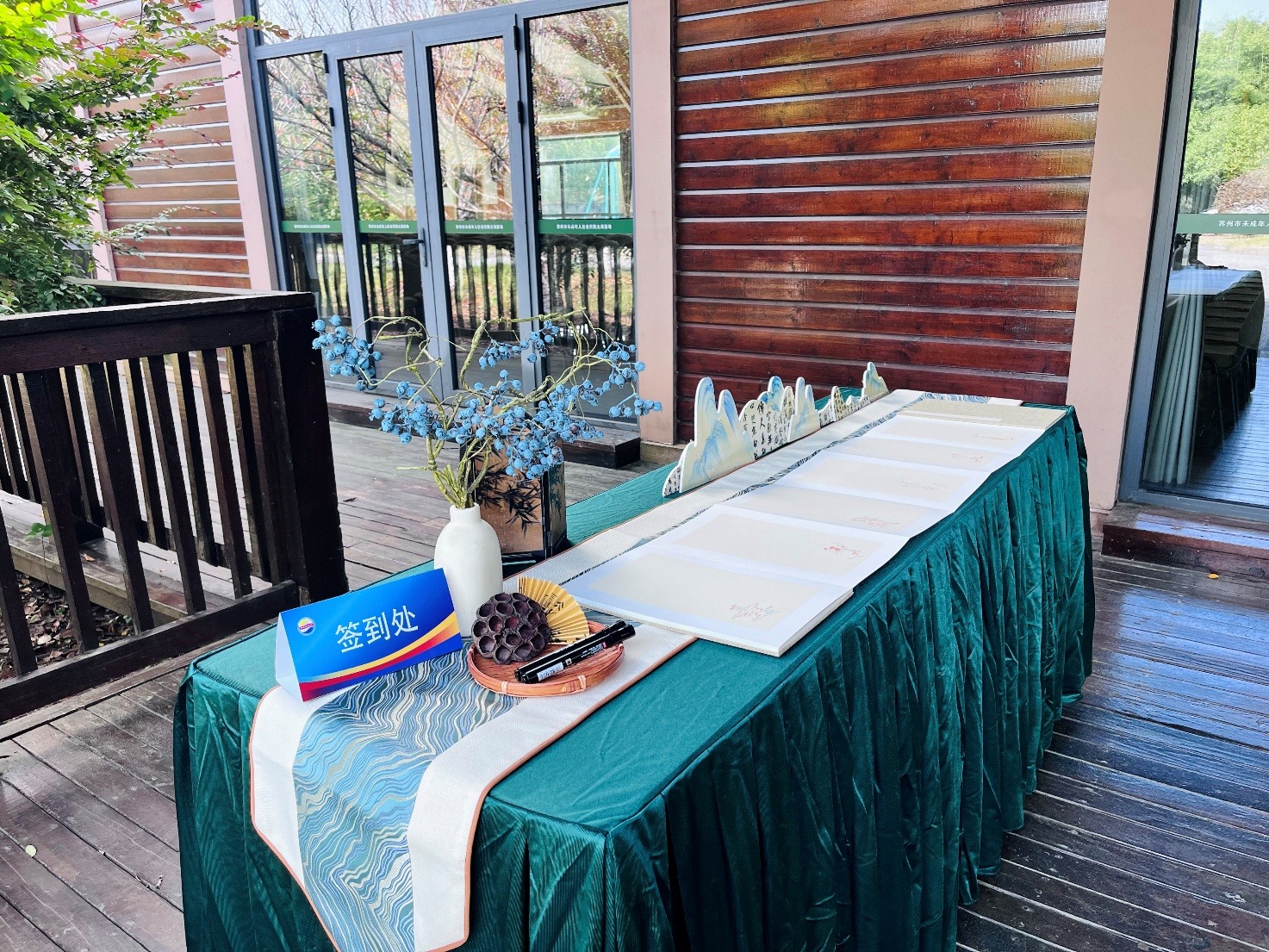 图片包含 围栏, 户外, 建筑, 椅子

描述已自动生成