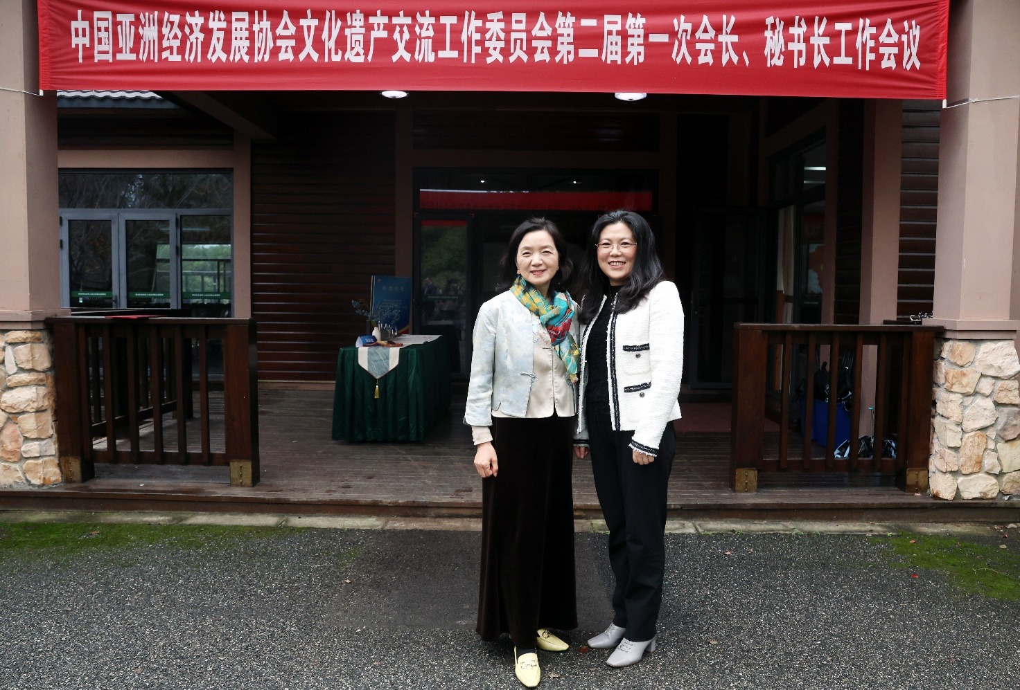 人站在商店门口
描述已自动生成