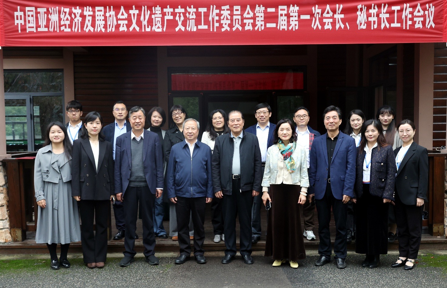 一群人站在商店前合照

描述已自动生成