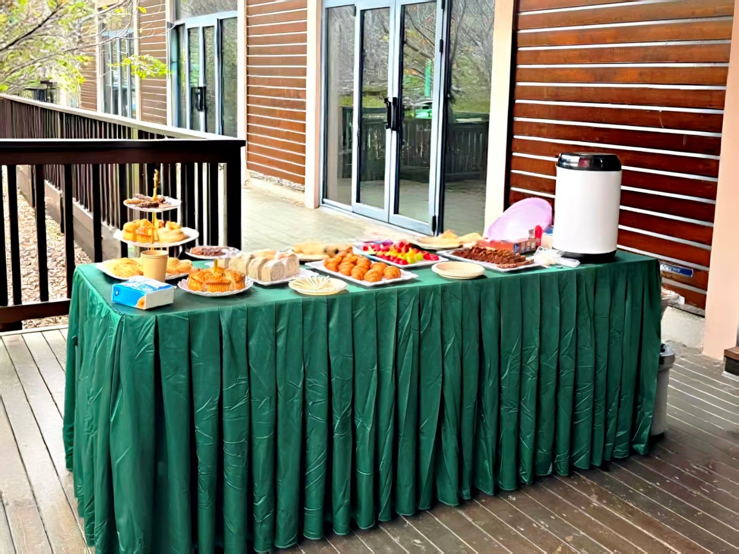 桌子上有一些绿色的椅子

低可信度描述已自动生成