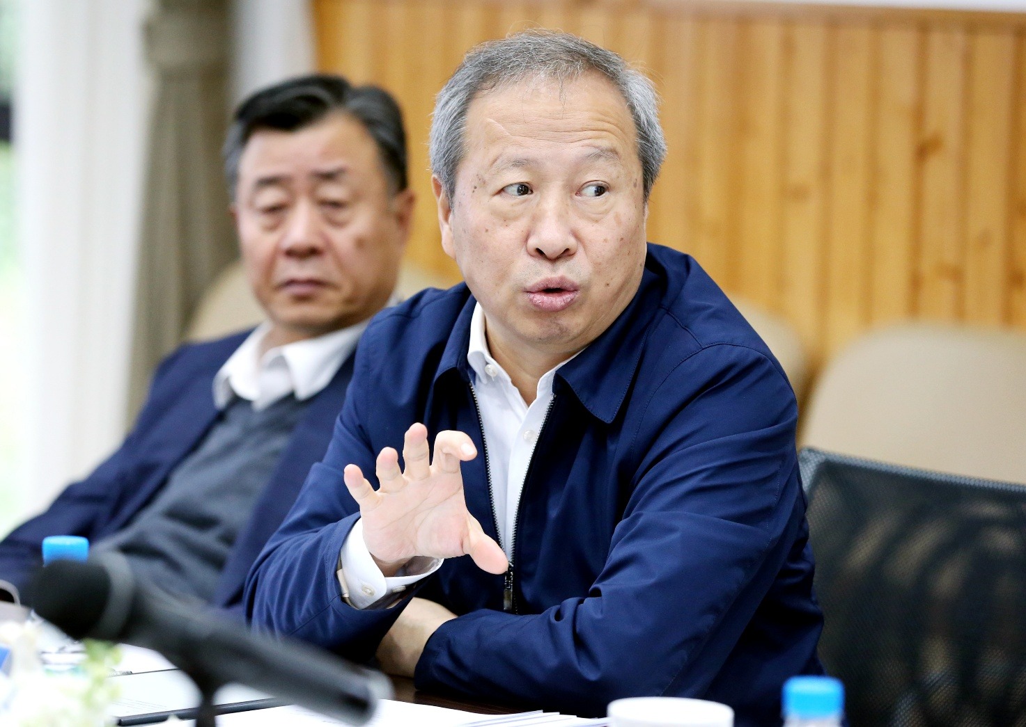 穿蓝色衣服的人在微笑

中度可信度描述已自动生成