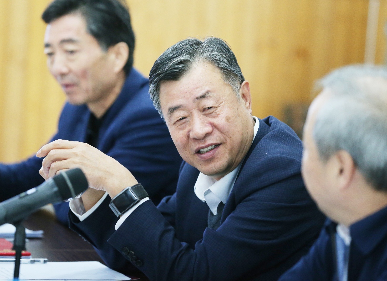 男人的脸被修图

描述已自动生成