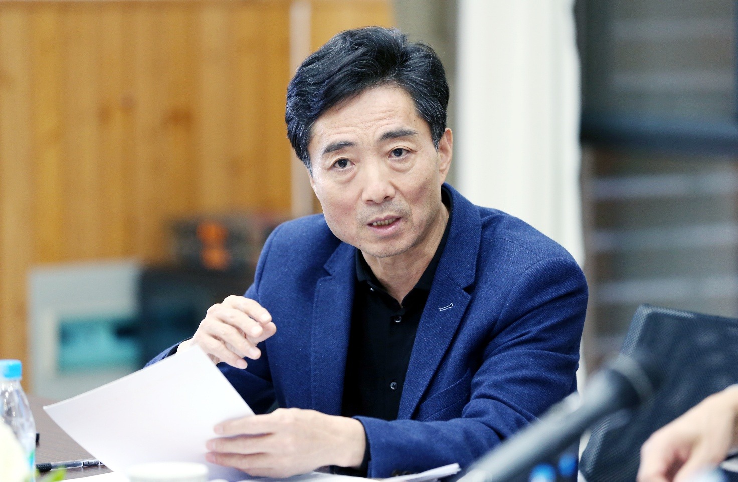 桌子前的人
中度可信度描述已自动生成