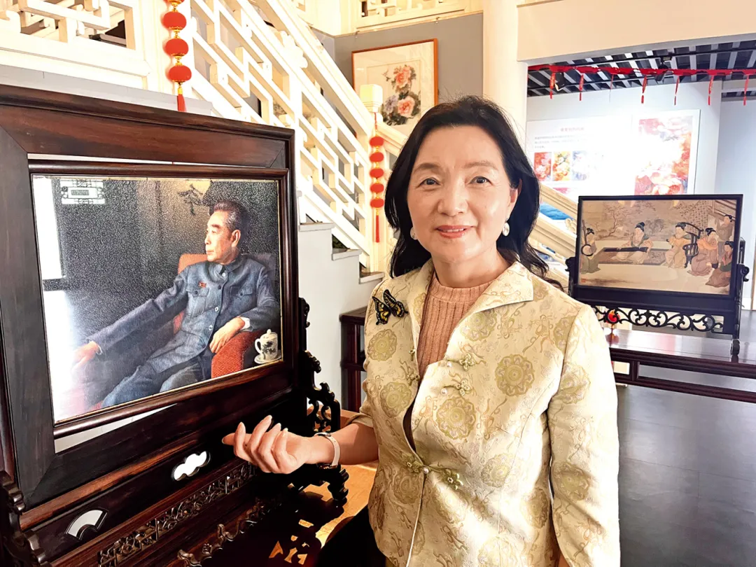 女人站在电视前

描述已自动生成